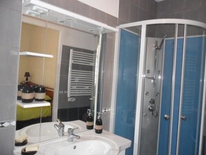 Comfort Double Room, Ensuite, Garden View (La Grenouille Verte) | Bathroom