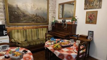 Free daily continental breakfast