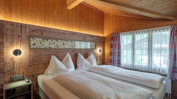 Economy Double Room, Shared Bathroom (Hostel - Doppelzimmer Stöckli) | In-room safe, desk, free WiFi, bed sheets