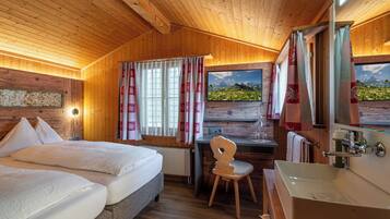 Habitación doble económica, baño compartido (Hostel - Doppelzimmer Stöckli) | Caja de seguridad en la habitación, escritorio y wifi gratis