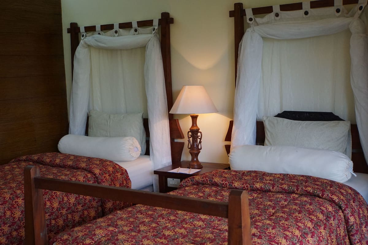 Desk, rollaway beds, free WiFi