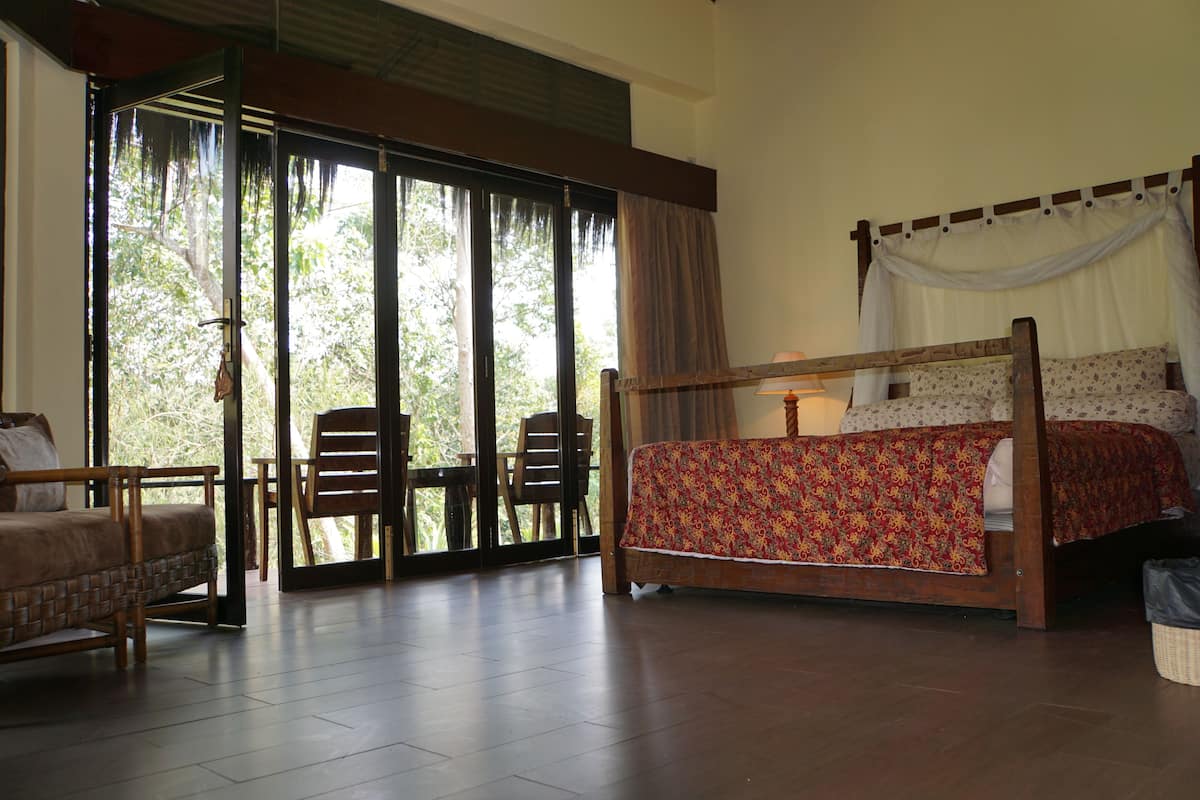 Desk, rollaway beds, free WiFi