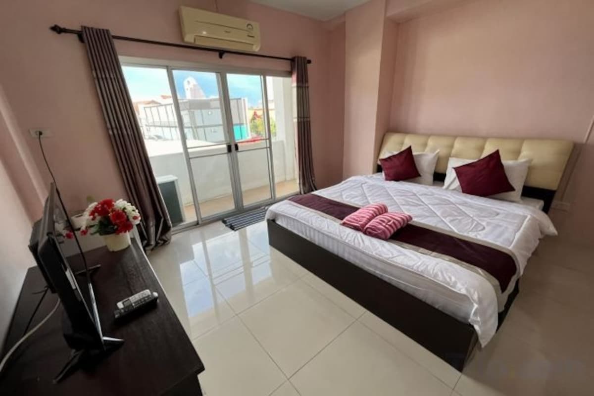 WiFi (free), bed sheets