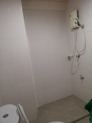 Deluxe Double Room | Bathroom - OYO 75414 KJS Pattaya (Pattaya)
