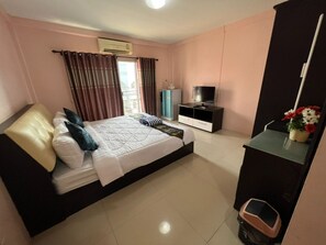 Deluxe Double Room | Free WiFi, bed sheets - KJS Pattaya​ (Pattaya)