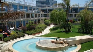 Una piscina al aire libre de temporada