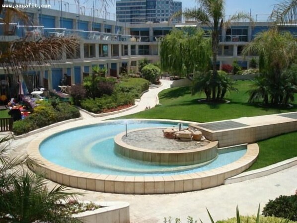 Seasonal outdoor pool - Michelle Suites (Herzliya)