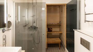 Suite with Sauna | Banheiro | Chuveiro, secador de cabelo, bidê, toalhas de banho