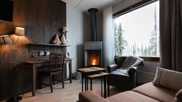 Superior with Sauna and Fireplace | منطقة المعيشة | تلفزيون بشاشة مسطحة بحجم 32-بوصة يعرض قنوات تلفزيونية رقمية، تلفزيون