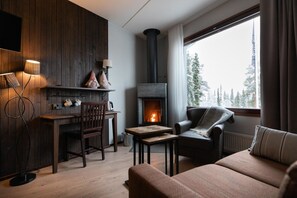 Superior with Sauna and Fireplace | Coin séjour | Télévision à écran plat de 32 pouces avec chaßnes numériques, télévision