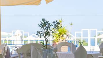 2 restaurants, spécialités Cuisine internationale