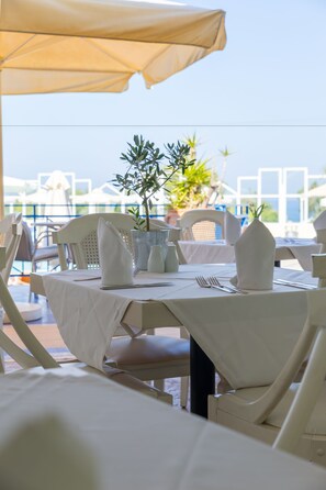 2 restaurants, breakfast, lunch, dinner served; international cuisine