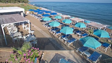Beach nearby, free beach shuttle, sun-loungers, beach umbrellas