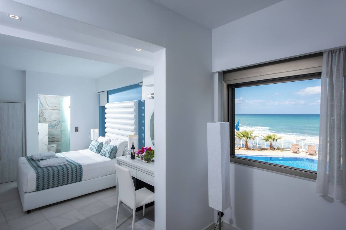 Deluxe Double Front Sea View | Roupas de cama premium, escrivaninha, cortinas blackout