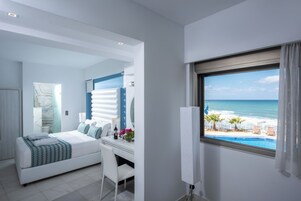 Deluxe Double Front Sea View | Peralatan tempat tidur premium, meja, langsir/tirai gelap terus 