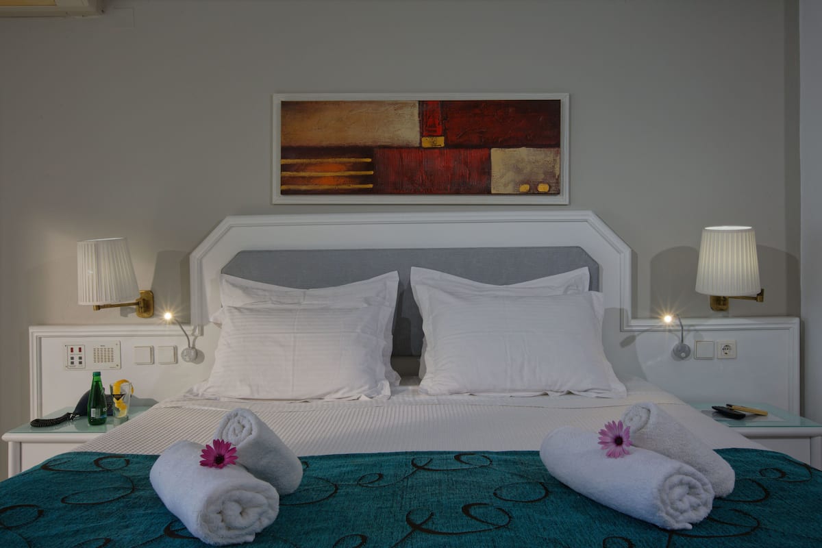 Roupas de cama premium, escrivaninha, cortinas blackout
