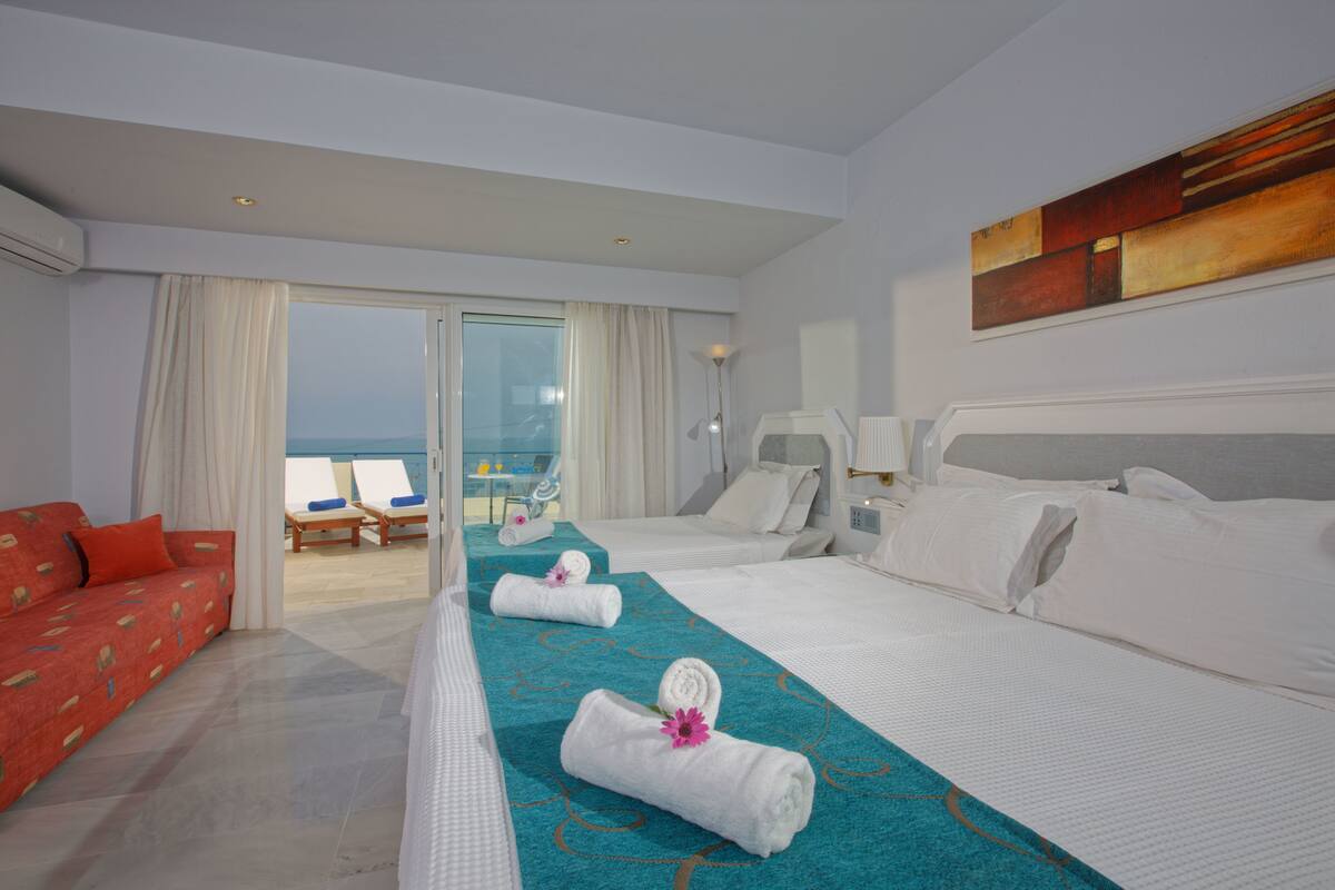 Roupas de cama premium, escrivaninha, cortinas blackout