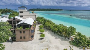Un resort con piscina, playa y vistas al océano.