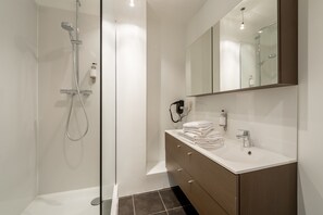 Appartement, 2 slaapkamers | Badkamer | Een douche, gratis toiletartikelen, een haardroger, handdoeken