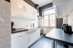 Apartemen Kota, 2 kamar tidur | Dapur pribadi | Lemari es besar, microwave, oven, dan kompor