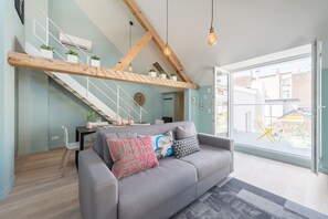 Apartemen, 2 kamar tidur, teras | Area keluarga | TV layar datar