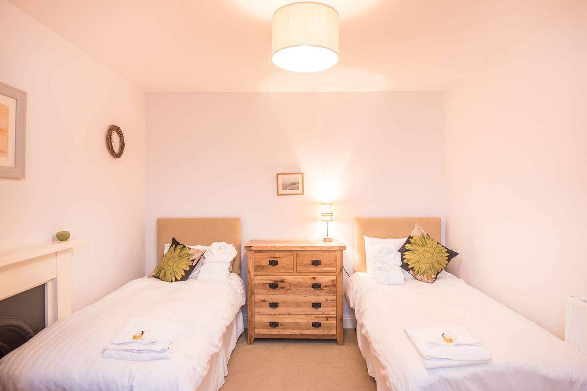 Kennel Cottage | Premium bedding, iron/ironing board (on request), WiFi (free)