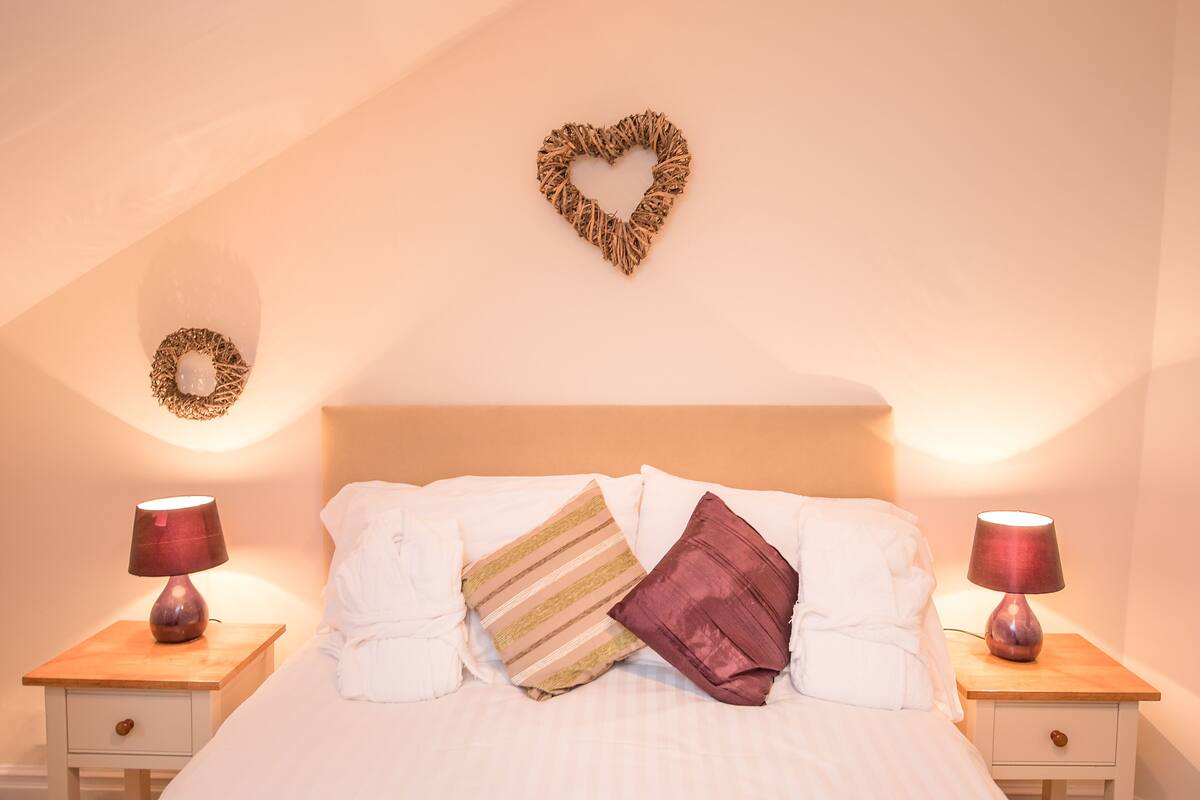 Chauffeur's Cottage | Premium bedding, iron/ironing board (on request), WiFi (free)