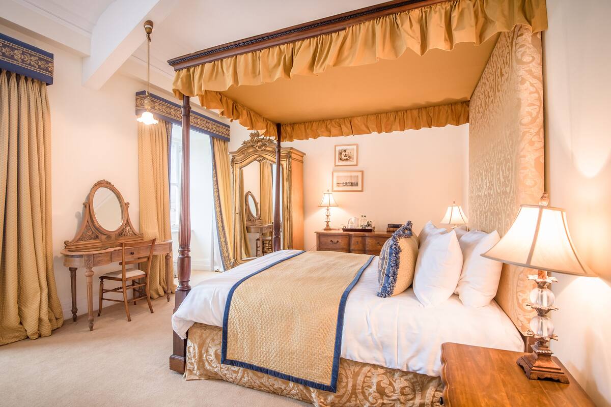 Romantic Double Room | Premium bedding, iron/ironing board (on request), WiFi (free)