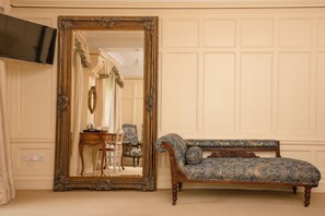 Honeymoon Suite | Premium bedding, individually decorated, individually furnished - Springkell (Lockerbie)