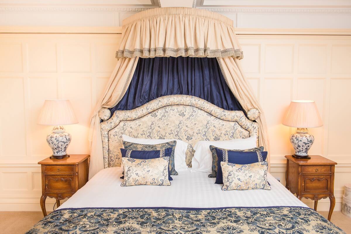 Honeymoon Suite | Premium bedding, iron/ironing board (on request), WiFi (free)