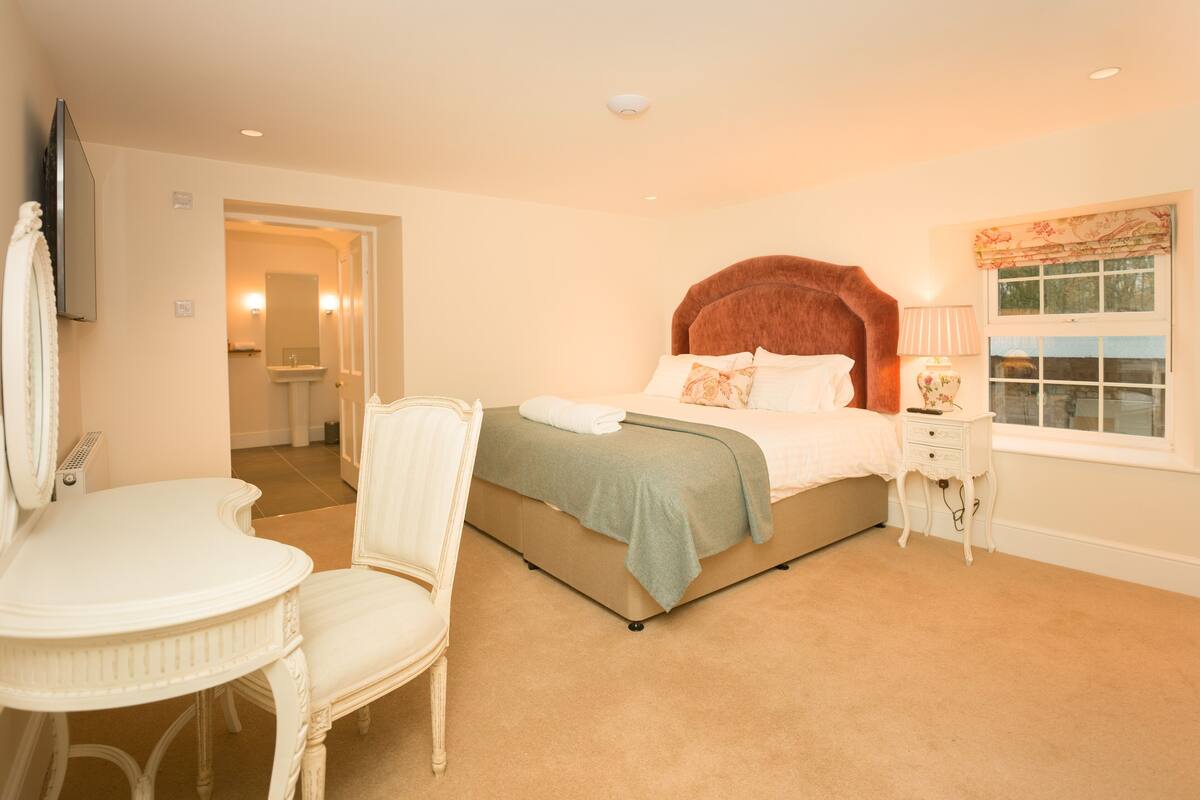 Premium bedding, iron/ironing board (on request), WiFi (free)