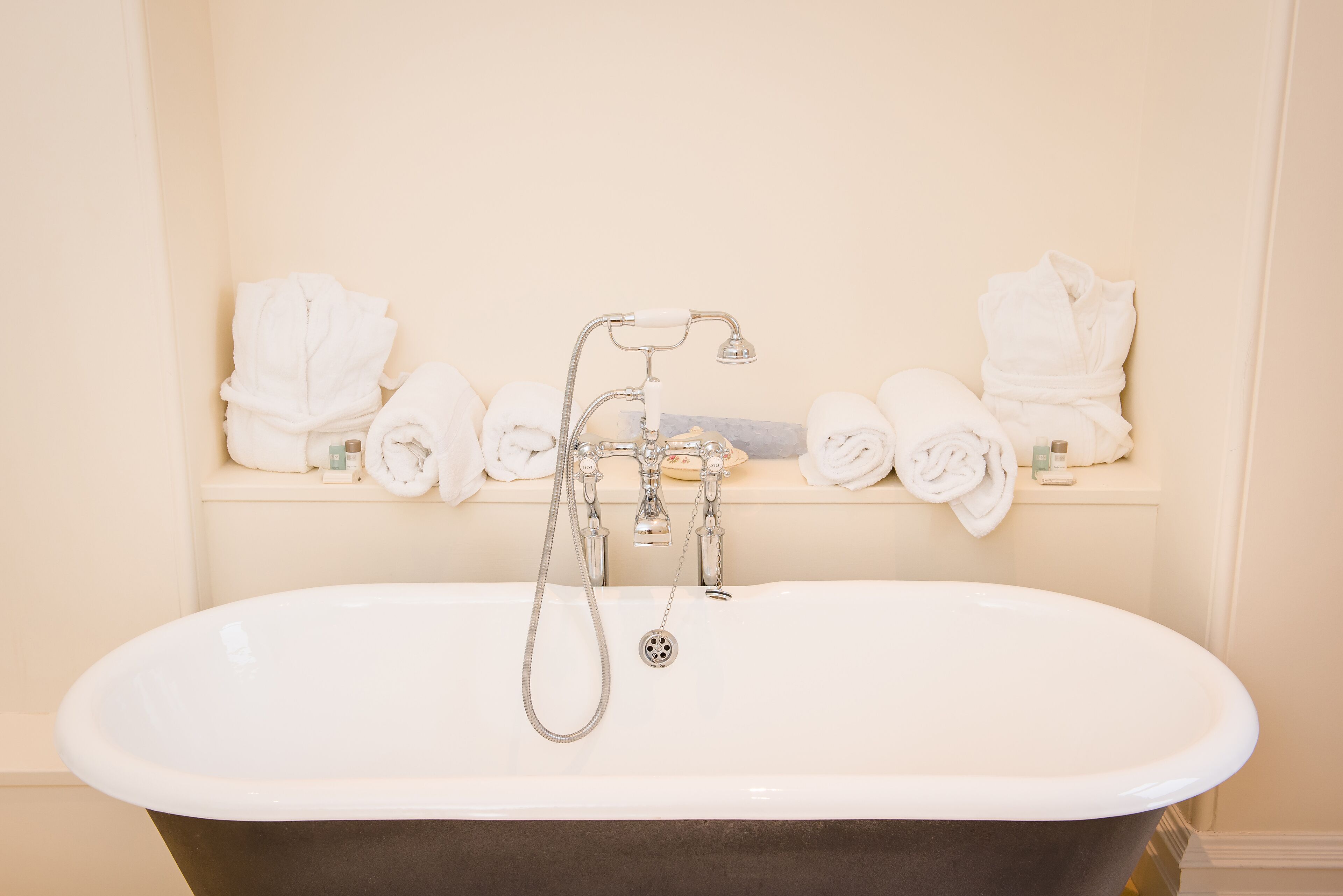 Deep soaking bathtub