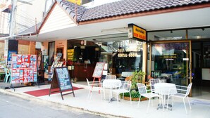 A hotel with a signboard advertising daily and weekly rental rooms. - Vipa House (Chiang Mai)