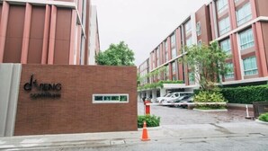 A modern building with a sign reading "d'VINC Santubam". - Vienghomnuan Suite Chiang Mai at D.Vieng Condo (Chiang Mai)