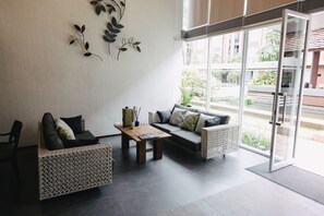 Lobby sitting area - Vienghomnuan Suite Chiang Mai at D.Vieng Condo (Chiang Mai)