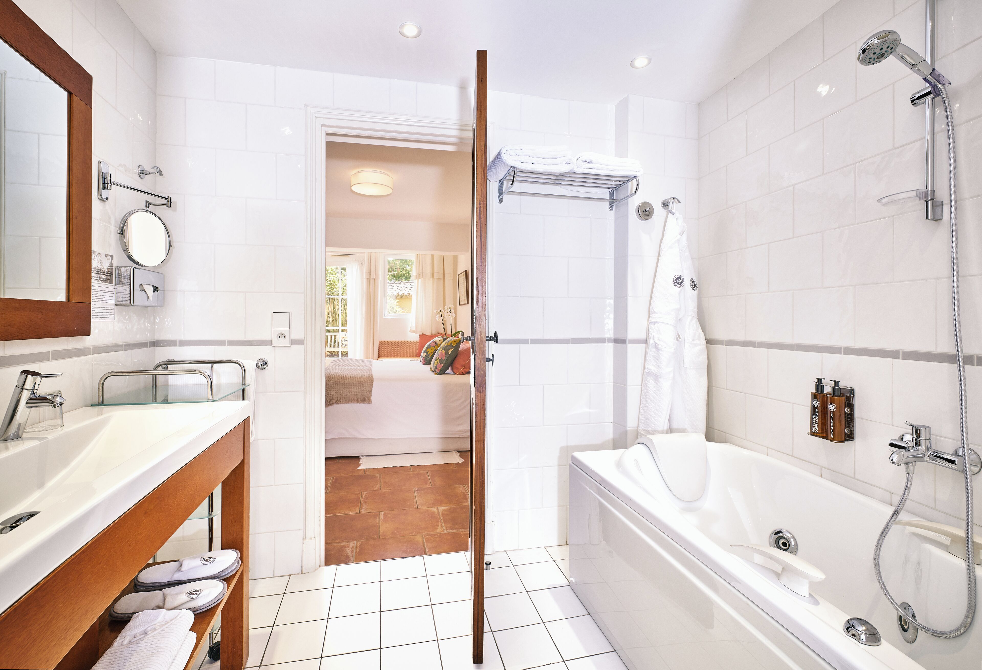 standard double room | bathroom | free toiletries, hair dryer, bathrobes, slippers