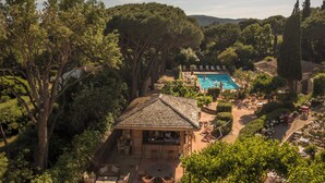 A resort with a swimming pool, outdoor seating, and a gazebo. - La Ferme d'Augustin (Ramatuelle)