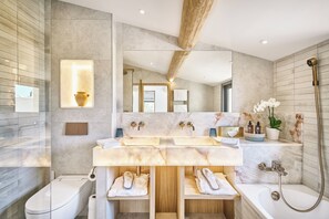 Quarto tradicional, terraço, vista para o mar | Banheiro | Produtos de toalete grátis, secador de cabelo, roupões de banho 