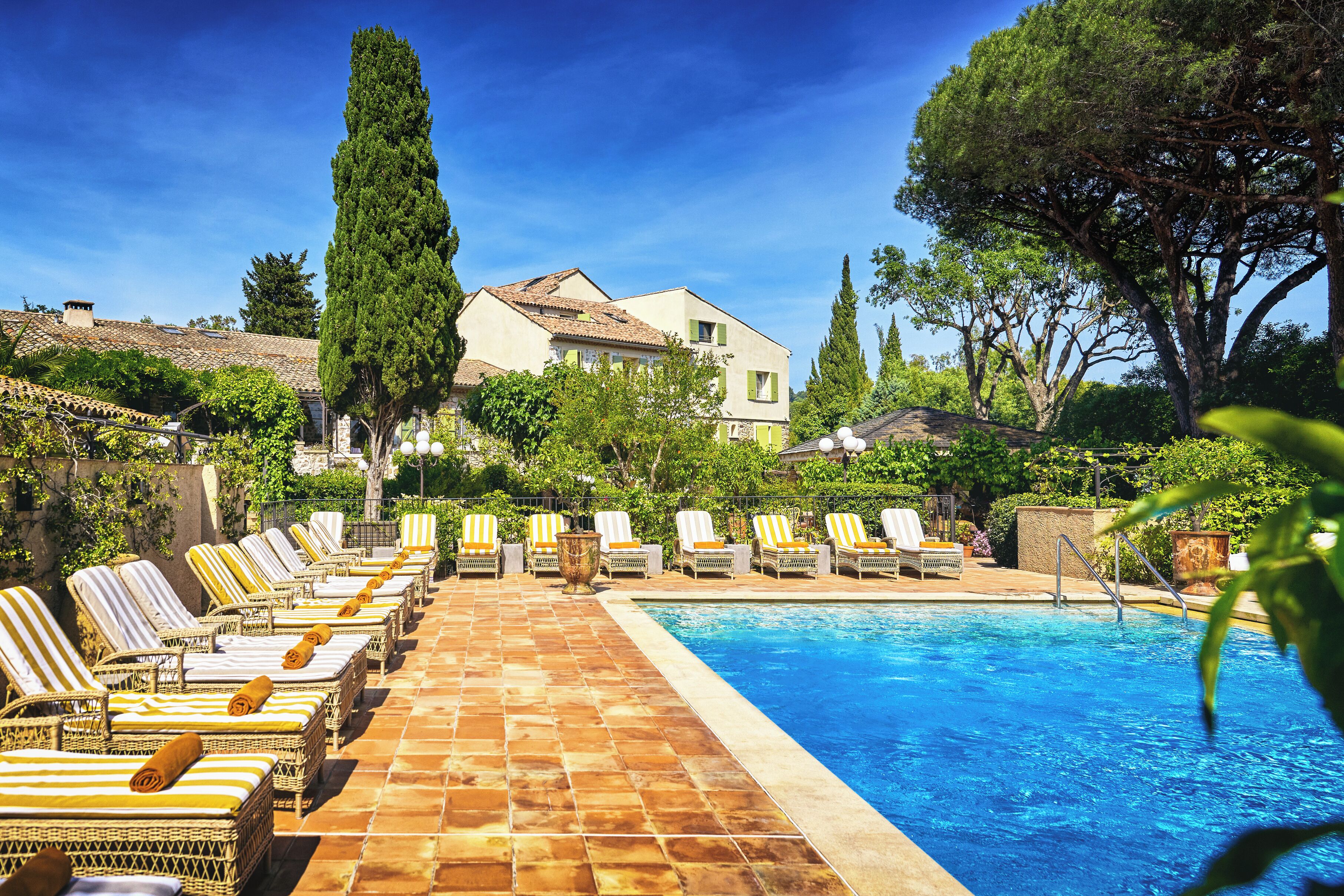 seasonal outdoor pool, pool loungers