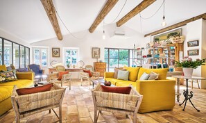 Lobby sitting area - La Ferme d'Augustin (Ramatuelle)