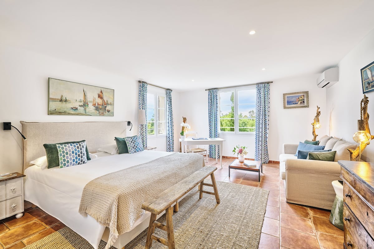 Classic Junior Suite, Garden view | Premium bedding, minibar, in-room safe, desk