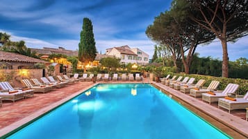 Seasonal outdoor pool, pool loungers