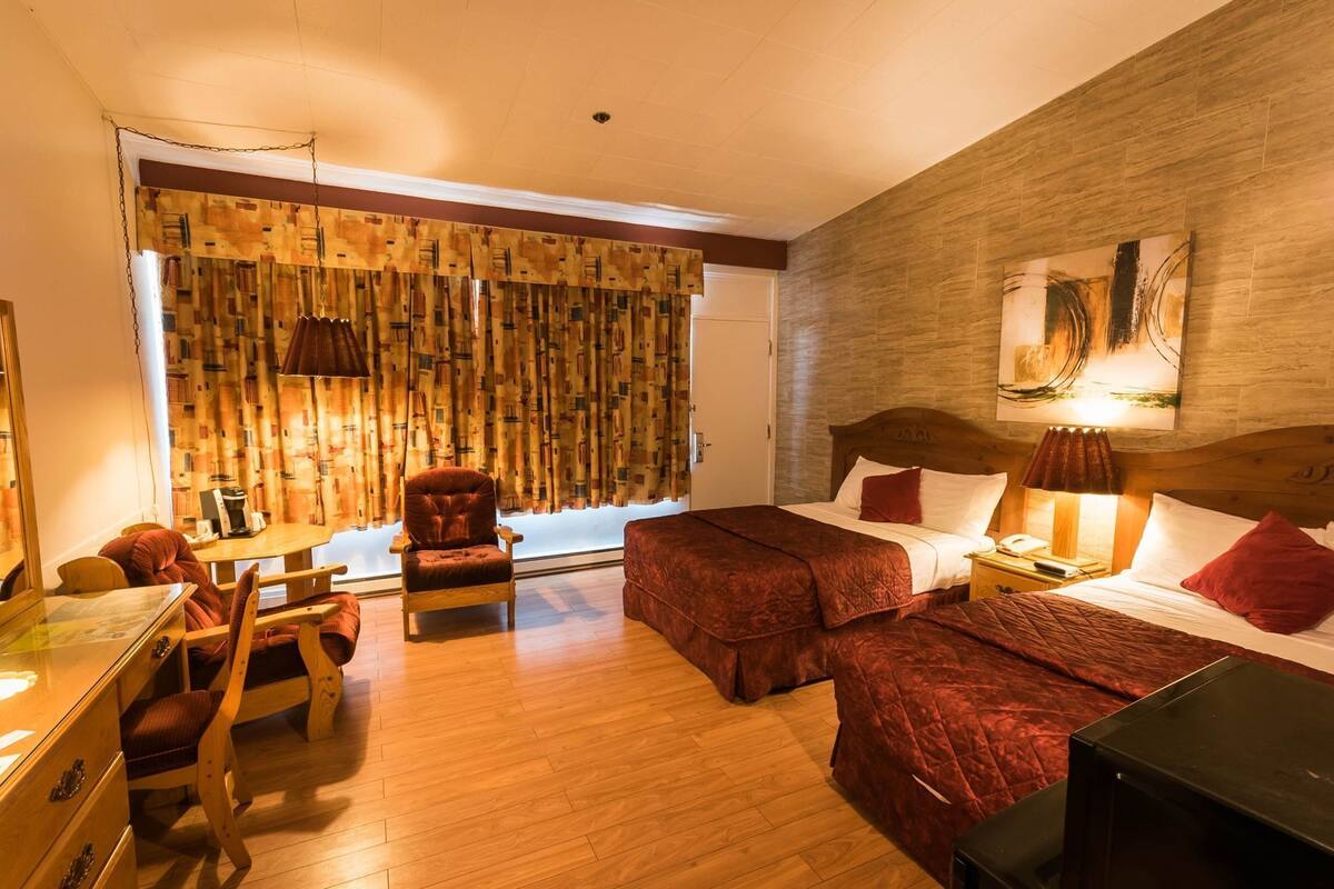 Tabla de planchar con plancha, wifi gratis y ropa de cama