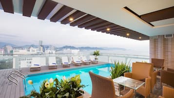 Una piscina al aire libre, tumbonas