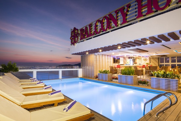 Hồ bơi ngoài trời, ghế dài tắm nắng