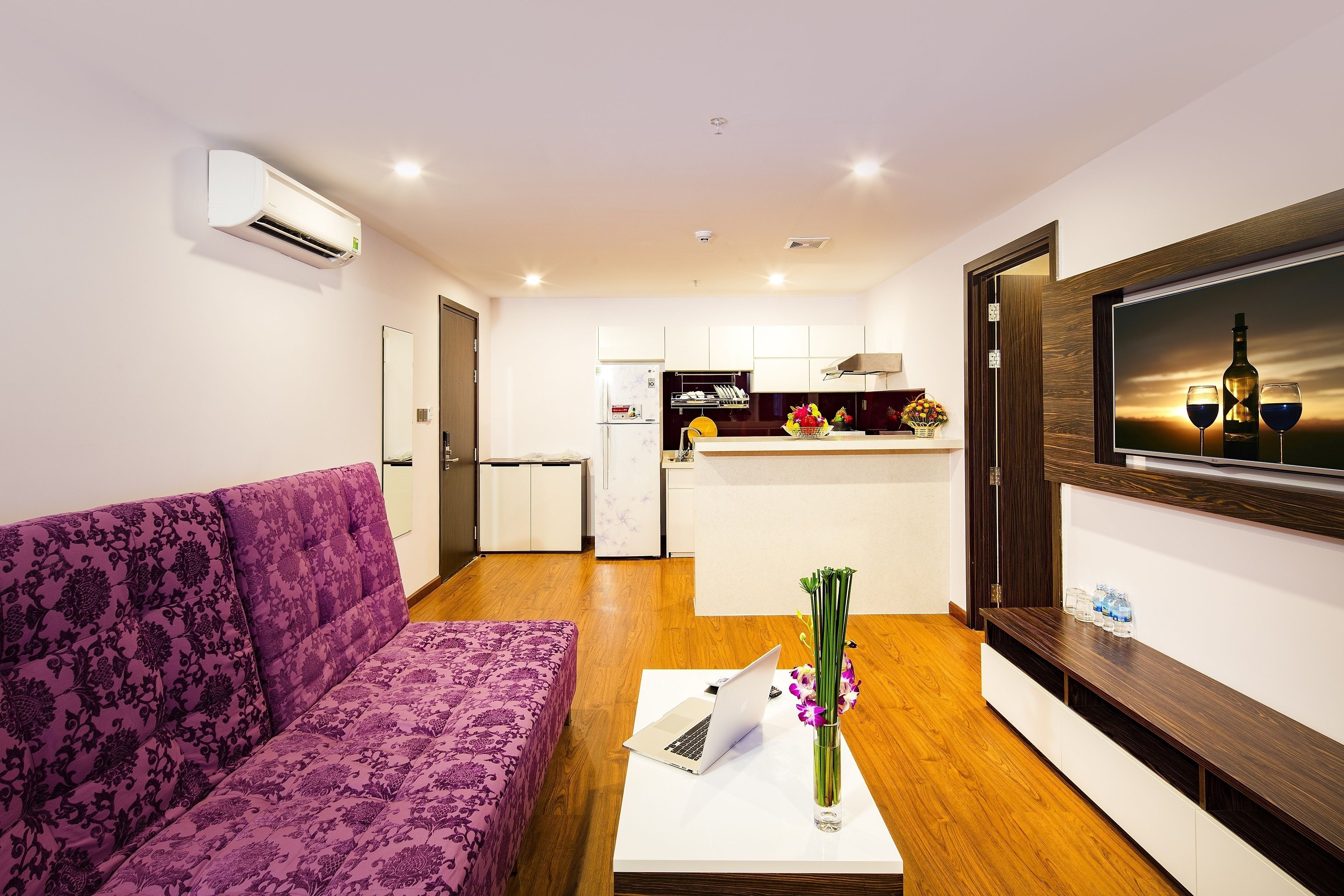 suite, 1 king bed, balcony, ocean view | living area | 42-inch lcd tv with satellite channels, tv