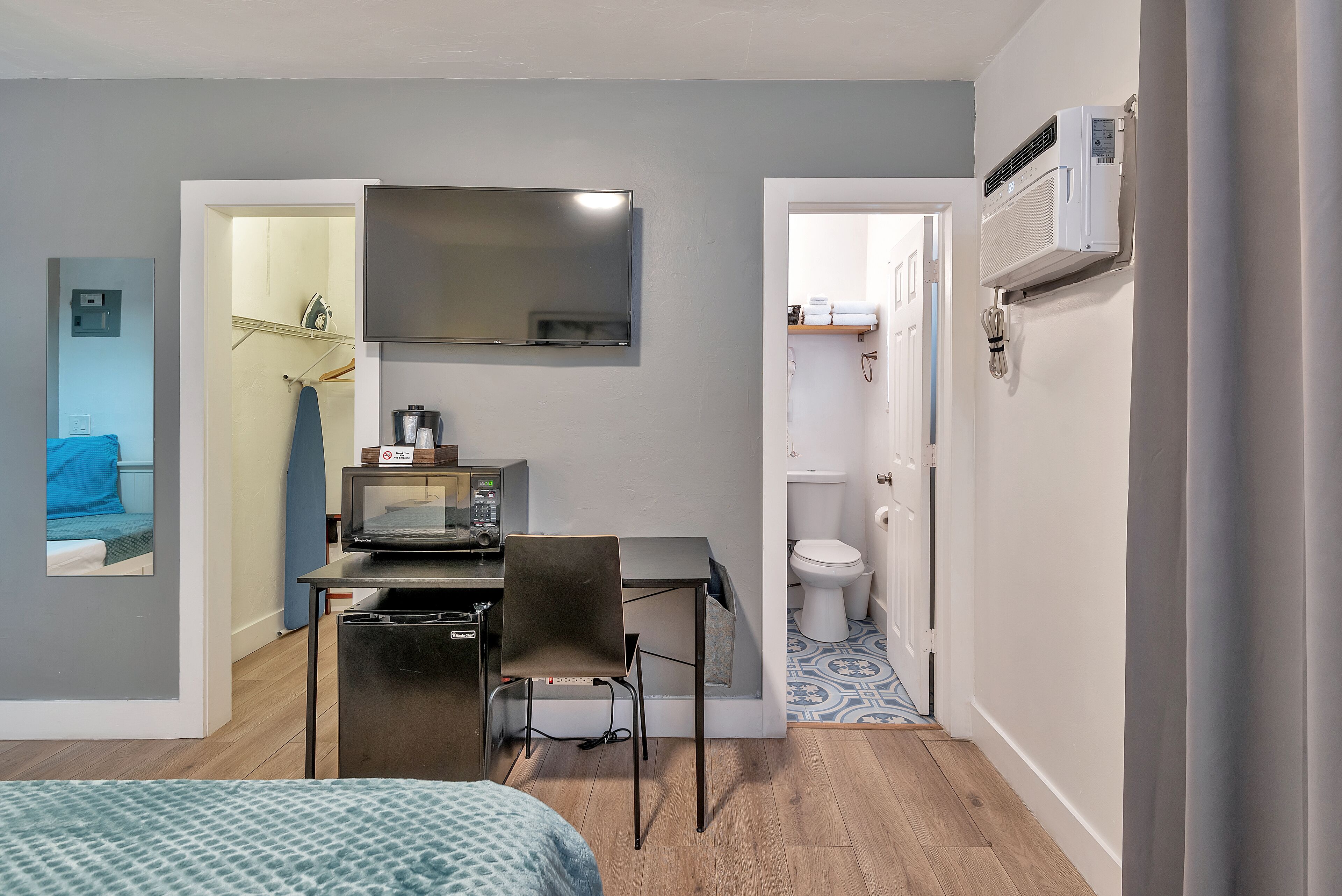 studio, 1 queen bed with sofa bed | premium bedding, desk, iron/ironing board, cots/infant beds