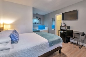 Premium bedding, desk, iron/ironing board, cots/infant beds - Oasis Hotel (Fort Lauderdale)