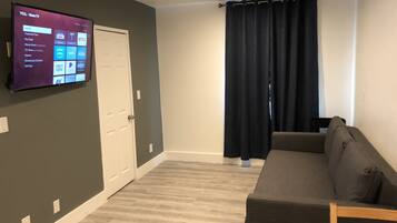 Studiosuite | Oppholdsområde | En 52-tommers smart-TV med kabel-kanaler samt Netflix og Hulu