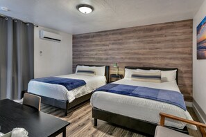 Premium bedding, desk, iron/ironing board, cots/infant beds - Oasis Hotel (Fort Lauderdale)